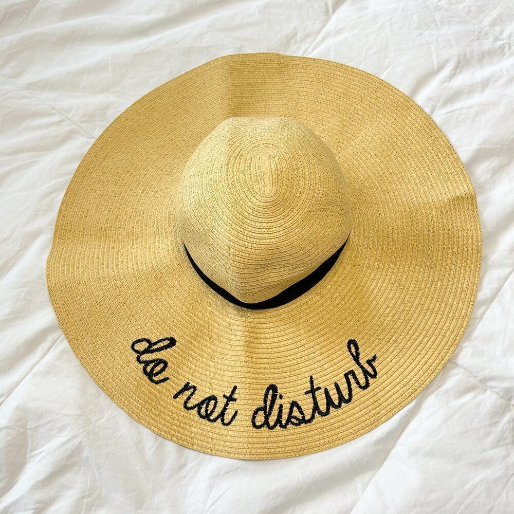 NWOT 2 Chic Wide Brim Straw Sun Beach Hat “Do Not Disturb” Tan Black Trim